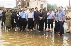 Вице-президент вручила подарки пострадавшим от наводнения в провинции Куангбинь