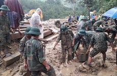 Спасатели спешат на поиски жертв оползня в Куангнам