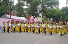 Парад сотен в Ханое для демонстрации красоты “аозай”