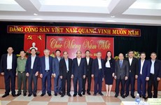Премьер-министр Нгуен Суан Фук поздравляет с Новым годом бывших руководителей партии и государства Центрального Вьетнама