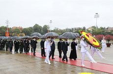 Руководители Партии и государства почтили память президента Хо Ши Мина
