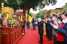 Высший руководитель Вьетнама возложил благовония покойным королям и погибшим героям в императорской цитадели