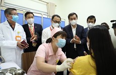 Начались испытания на людях второй вакцины против COVID-19, произведенной во Вьетнаме