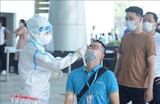 Эпидемия COVID-19: Дананг протестирует на вирус более 2.000 работников в аэропорту