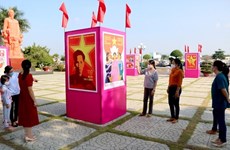 Выставлены плакаты, посвященные отъезду президента Хо Ши Мина в поисках путей к спасению страны