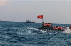 Президент Нгуен Суан Фук вручил рыбакам 5.000 национальных флагов