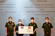 Министерство национальной обороны Вьетнама передает медикаменты в дар Министерству национальной обороны Лаоса