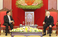 По случаю официального дружеского визита генерального секретаря и президента Лаоса во Вьетнам: вклад в углубление тесных и доверительных отношений между Вьетнамом и Лаосом