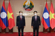 Министр иностранных дел Буй Тхань Шон встретился с министром иностранных дел Лаоса
