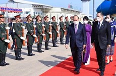 Президент Нгуен Суан Фук прибыл во Вьентьян