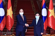 Президент Нгуен Суан Фук встретился с премьер-министром и бывшими руководителями Лаоса
