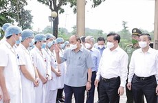 Президент Нгуен Суан Фук посетил работников и жителей Ханоя – участников в профилактике COVID-19