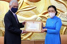 Награждение постоянного координатора ООН во Вьетнаме памятной медалью Дружбы