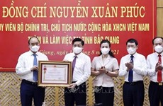 Президент страны вручил орден Труда провинции Бакжанг за ее достижения в профилактике и борьбе с эпидемией COVID-19