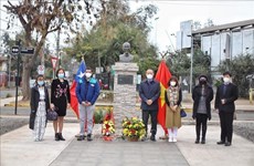 Посольство Вьетнама в Чили возложило венок к памятнику Хо Ши Мина