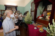 76-летие Дню Независимости Вьетнама: Генеральный секретарь Нгуен Фу Чонг поставляет благовония в память о президенте Хо Ши Мине