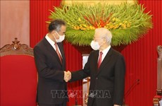 Генеральный секретарь Нгуен Фу Чонг принял государственного советника, министра иностранных дел Китая