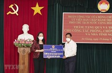 Вице-президент вручил Анжангу подарки для предотвращения пандемии