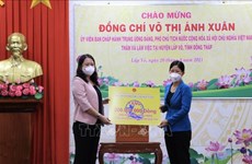 Вице-президент Во Тхи Ань Суан вручает подарки в поддержку Донгтхапа в борьбе с COVID-19