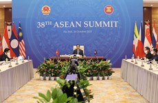 Первый день 38-го и 39-го саммитов АСЕАН и связанных с ними мероприятий, премьер-министр Фам Минь Тьинь принял участие в 5 са