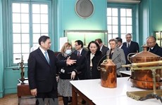 Премьер-министр Фам Минь Тьинь посетил Институт Пастера в Париже