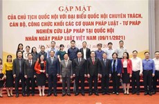 Председатель Национального собрания Выонг Динь Хюэ встретился с народными депутатами и должностными лицами юридических и суде
