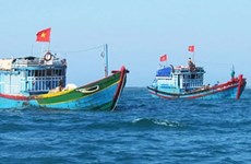 В Дананге бедным рыбакам подарили спасательные жилеты
