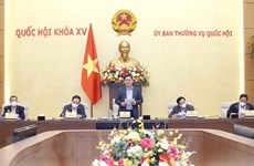 Председатель Национального собрания Выонг Динь Хюэ провел совещание о спецполитике по предотвращению и контролю эпидемии COVID-19