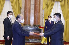 Президент Нгуен Суан Фук принял верительные грамоты у послов