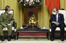 Президент Нгуен Суан Фук принял министра общественной безопасности Лаоса Вилая Лакхамфонга