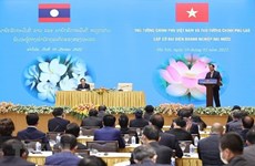 Премьер-министры Вьетнама и Лаоса встретились с деловыми кругами двух стран