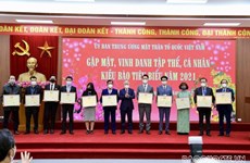 Зарубежных вьетнамцев наградили за вклад в борьбу с COVID-19 на родине