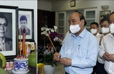 Президент Нгуен Суан Фук почтил память покойных партийных и государственных деятелей