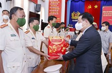 Председатель Национального собрания Выонг Динь Хюэ поздравил с Новым годом милицию и медиков в Камау