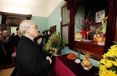 Генеральный секретарь зажег благовония в память о президенте Хо Ши Мине в Доме 67
