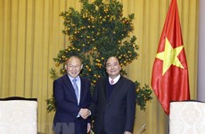 Президент государства Нгуен Суан Фук принял главного тренера сборной Вьетнама по футболу Пак Ханг Со