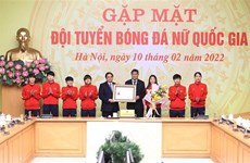 Премьер-министр встретился с женской сборной Вьетнама по футболу