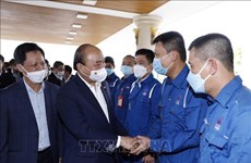 Президент государства вручил подарки работникам нефтеперерабатывающего завода Биньшон