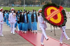 Делегаты Конгресса женщин почтили память президента Хо Ши Мина