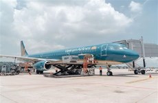 Самолетом Vietnam Airlines прилетили первые иностранные туристы после того, как Вьетнам полностью открыл границу