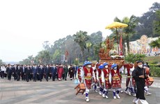 Президент поставил благовония в память о королях Хунг