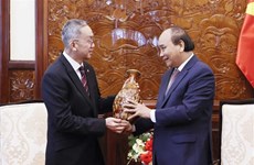 17 мая в Президентском дворце президент Нгуен Суан Фук принял посла Брунея Пенгирана Хаджи Сахари бин Пенгирана Хаджи Саллеха