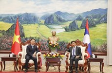 Руководители Лаоса приняли высокопоставленную делегацию партии и государства Вьетнама  