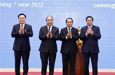 Высокопоставленные руководители Вьетнама награждены орденами Лаоса
