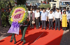 Председатель НС возлагает благовония в память о героях в Куангнгае