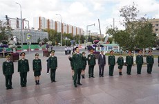 Делегация Армии Вьетнама, участвующая в Армейских играх, возложила цветы к памятнику Президенту Хо Ши Мину в Москве