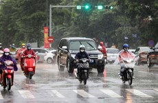 На севере и в Тханьхоа продолжаются ливни, а сильный дождь в Ханое затопил многие улицы