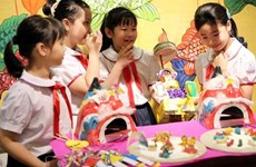 Президент Нгуен Суан Фук поздравляет детей по случаю Праздника середины осени