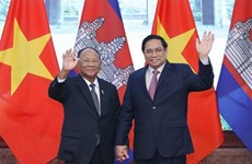 Премьер-министр Фам Минь Тьинь встретился с председателем НС Камбоджи в Ханое