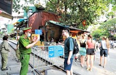 Власти Ханоя начинают принудительно закрывать кофейни на железнодорожных путях